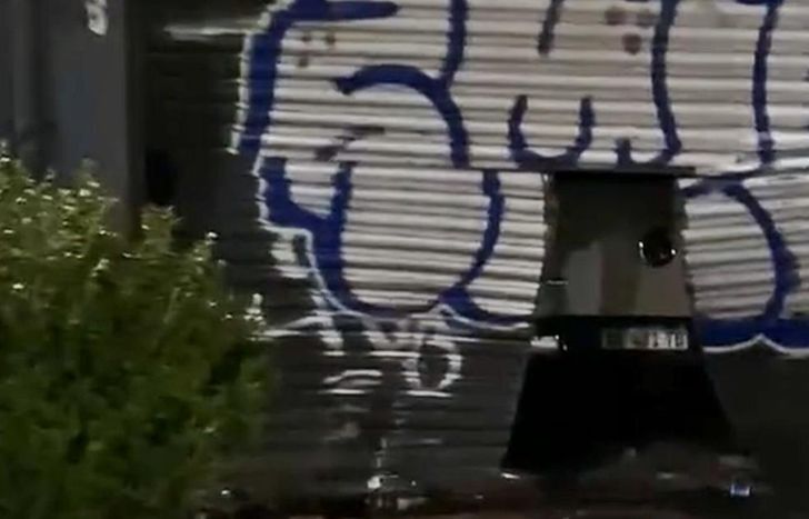 La camioneta se incrustó en el local.