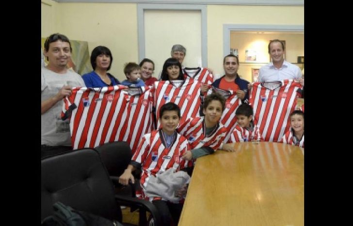 Entrega de camisetas a club Martin 04