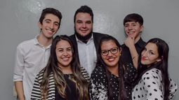 El elenco completo.
