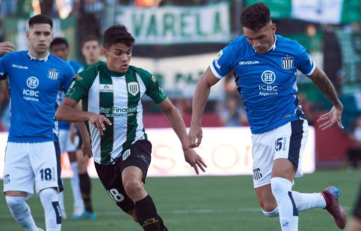 Enzo Díaz domina la pelota con la presencia de Enrique.