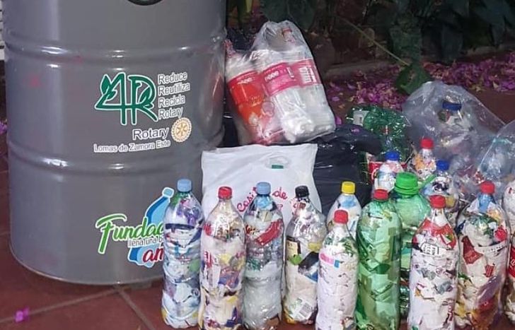 Las botellas se convierten en madera plástica para crear mobiliarios que son devueltos a la comunidad.