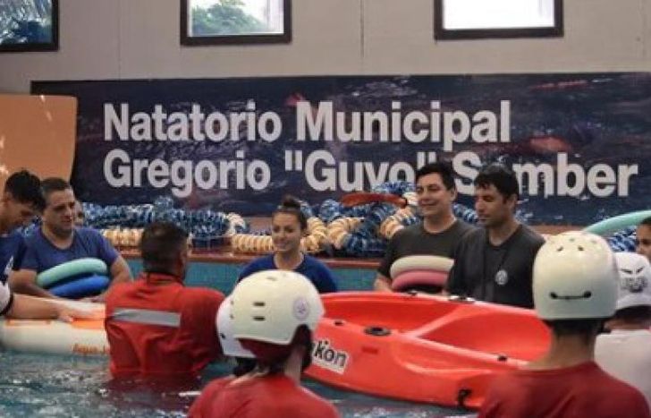 Durante la capacitación, en la pileta del Guyo Sember.