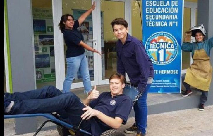 los chicos de la Técnica N° 1 crearon las sillas.