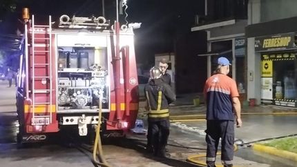 Bomberos de Lomas y Defensa Civil trabajaron en el lugar.