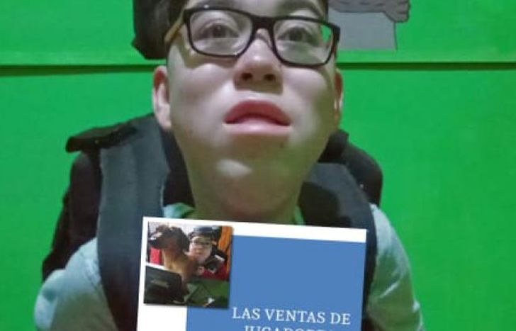 Favio, feliz de poder lanzar su primer libro.