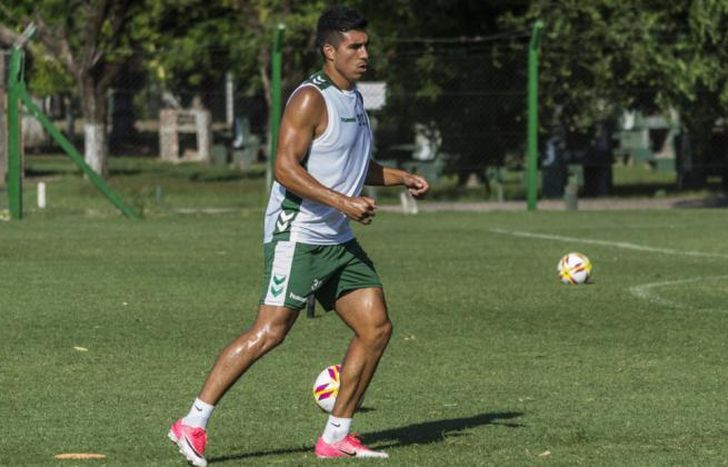 El Corcho Rodríguez es observado por el Rojo de Avellaneda.
