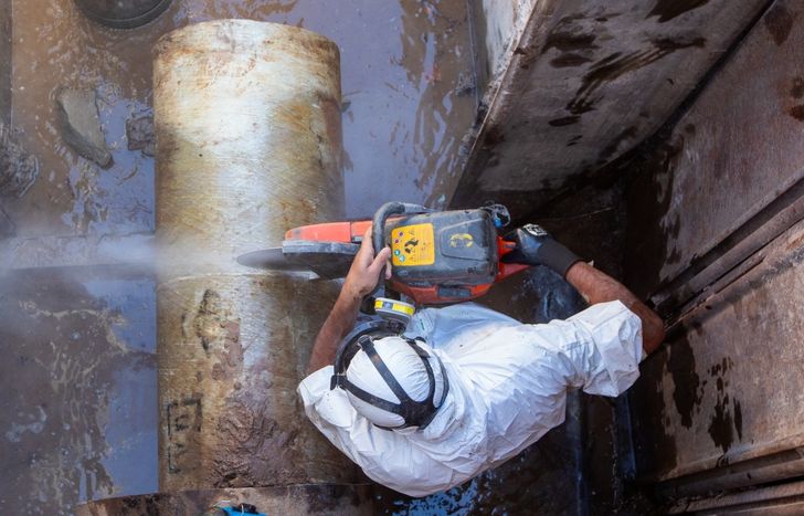 AySA realiza operativo sobre importante cañería en Lomas de Zamora.