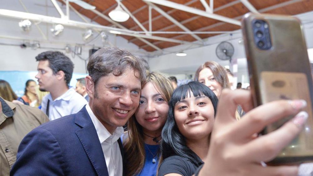 Kicillof entregó computadoras y cargó contra la oposición