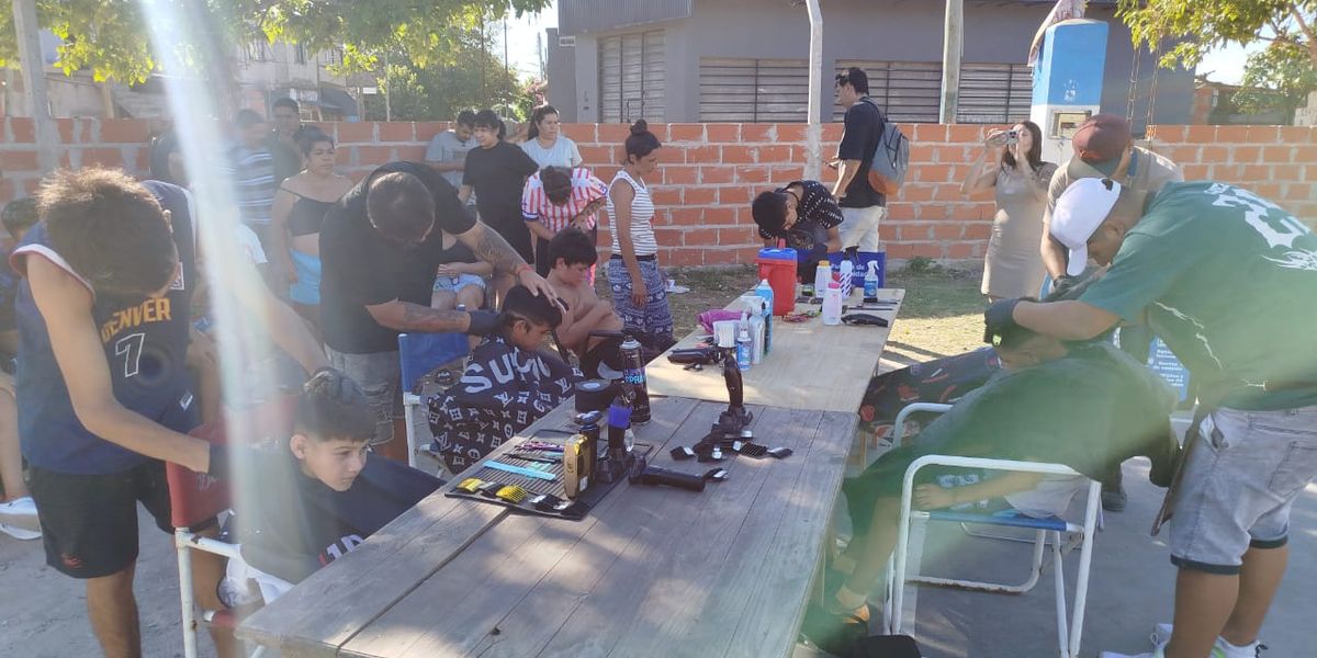 Los peluqueros solidarios recorren instituciones de distintos barrios de Lomas.