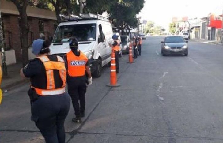 Hubo personas que no pudieron justificar la circulación en la calle.