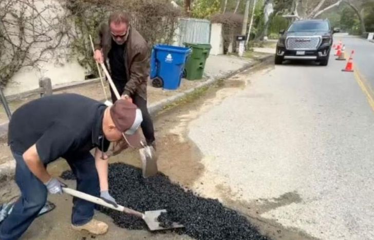 El actor agarró la pala.