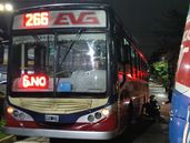 El motociclista chocó con un colectivo de la línea 266.