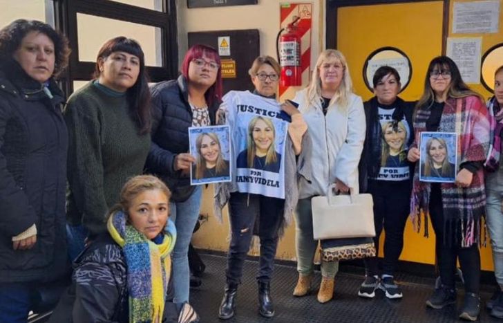 La madre de la víctima estuvo acompañada en la sala.