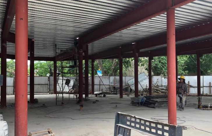 Montan la estructura delpredio ubicado sobre Yrigoyen y Pringles.