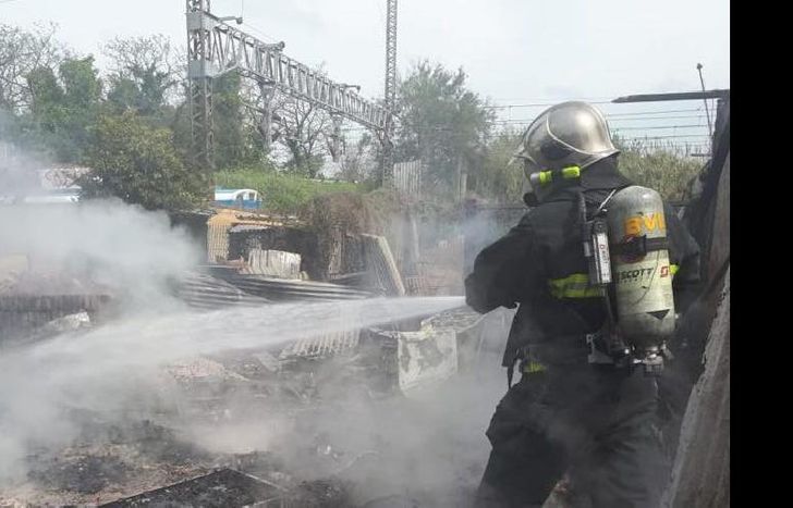 Trabajaron cinco bomberos.
