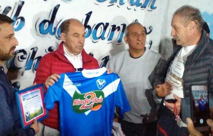 Ricardo Bochini recibió la camiseta del club de manos de su presidente y del delegado de ADIJ.