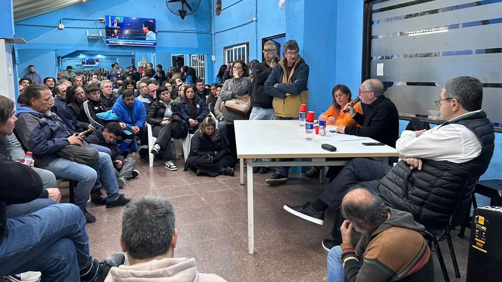Alberto Lecchi junto a los socios de Temperley.