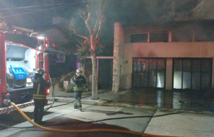 Terrible incendio de madrugada en Lomas de Zamora.