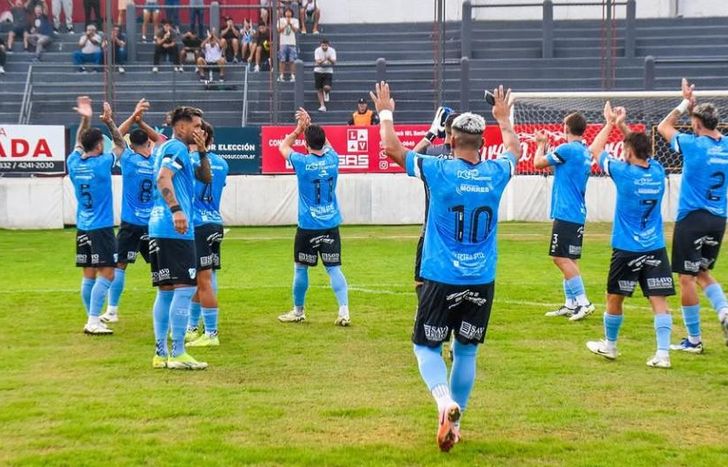 Temperley saluda a sus allegados en Escalada.