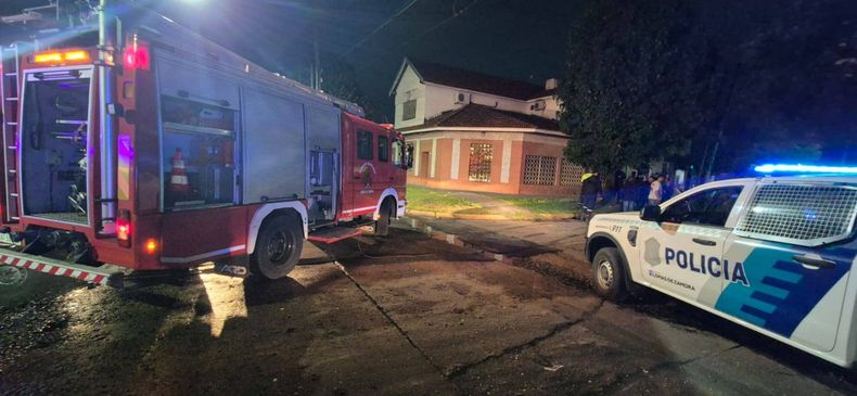 Policías y bomberos trabajaron en el lugar de la tragedia.
