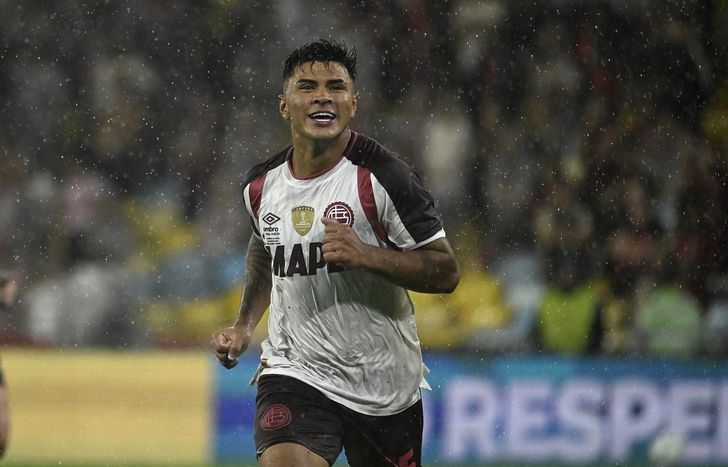 Aquino festeja el tercer gol de Lanús ante Flamengo.