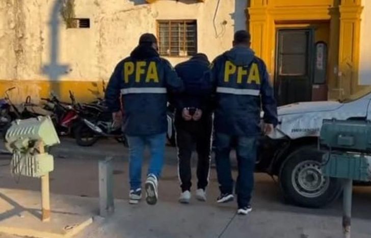 El detenido ingresa a la Comisaría de Budge.