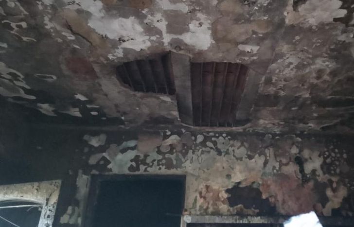 Así quedó el techo de la casa tras el incendio.