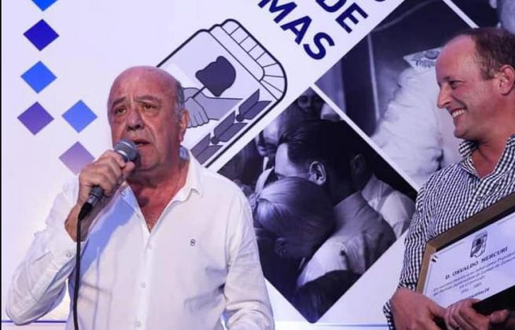 Mercuri durante un acto junto a Insaurralde.