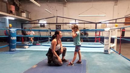 Bonfanti da clases de boxeo a chicos y chicas.
