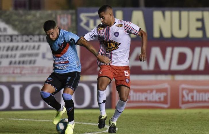 Sproat y pyñeyro intentan hacerse dueño de la pelota.