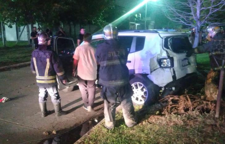 Bomberos y Defensa Civil pusieron la camioneta en su posición normal.