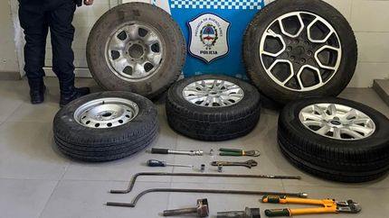 Ruedas y herramientas incautadas al detenido.