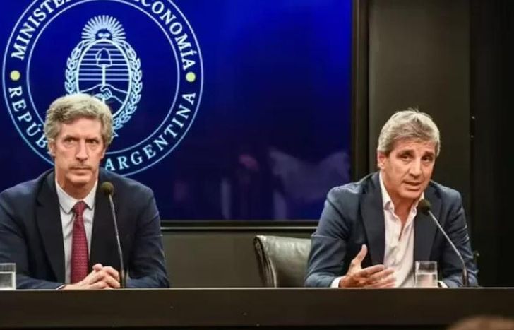 Desde el Gobierno bonaerense le exigen explicaciones al ministro de Economía, Luis Caputo, y al presidente del Banco Central, Santiago Bausili, sobre qué pasó con el oro.