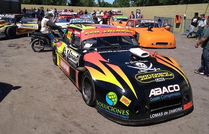Con motor nuevo, El Perla Negra de Fernando Aparicio reapareció en el autódromo Mouras de La Plata.
