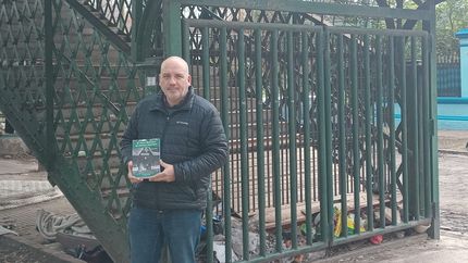 Víctor tiene una quincena de libros de su autoría.