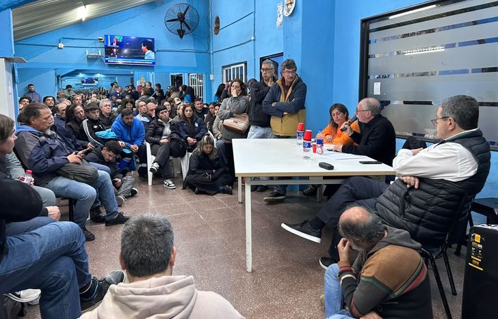 Alberto Lecchi junto a los socios de Temperley.
