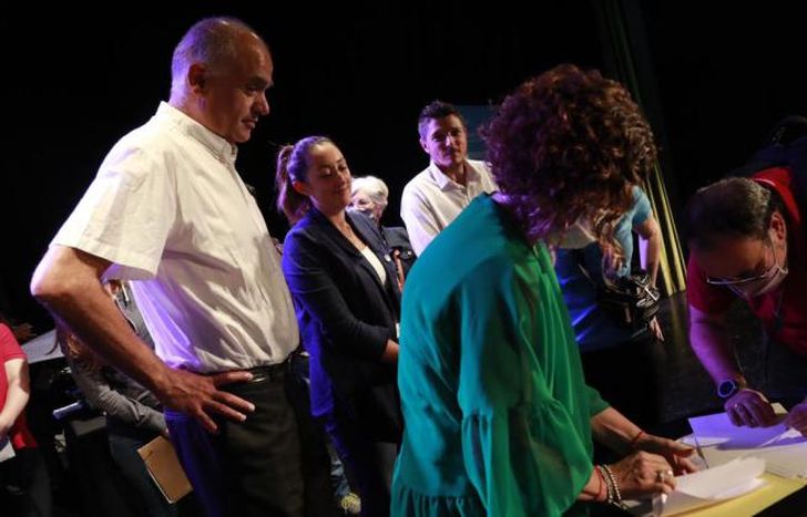 La firma es el momento tan ansiado por vecinos y vecinas.