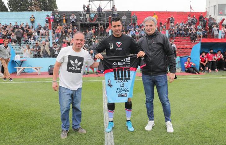 Mansilla recibió la camiseta por su centenar de partidos.