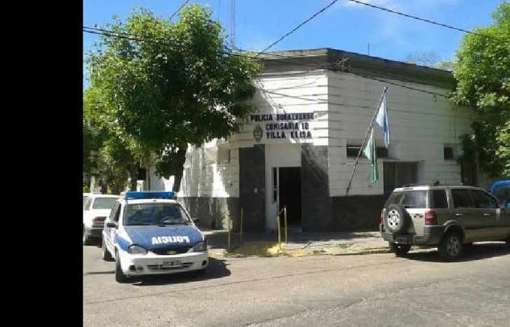 Un móvil policial encontró a la mujer deambulando por la calle.