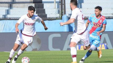 López se lleva la pelota en un avance de Lanús.