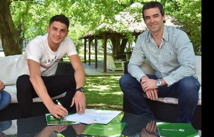 El cordobés Julián Carranza firmó la extensión de su contrato por cuatro años más en Banfield.