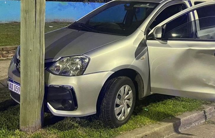 El vehículo terminó chocado contra un poste.