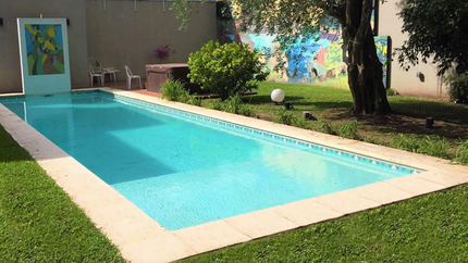 Aranzay fabrica piscinas de hormigón y notaron una gran demanda.