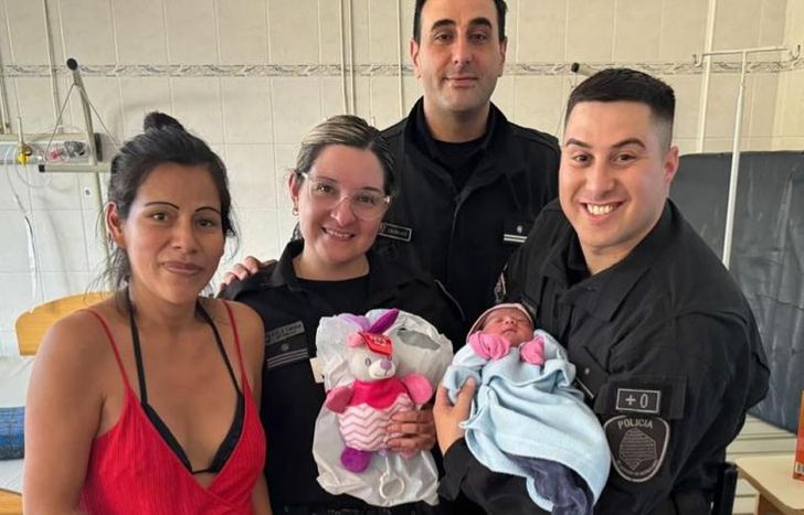 Los tres oficiales junto a Julia y su hija Rafaela.