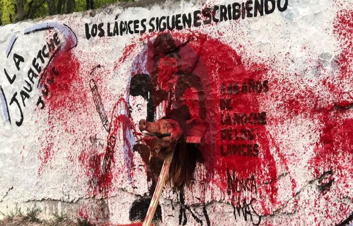 Así quedó el mural, tras el escrache.