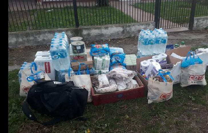 El futbolista recibió mercadería y ropa en su hogar.