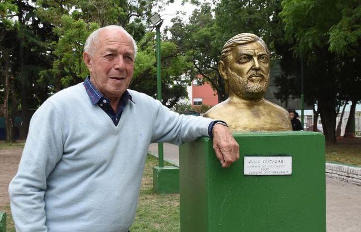 Con el busto de Cortázar, a quien conoció en el bar El Sol.