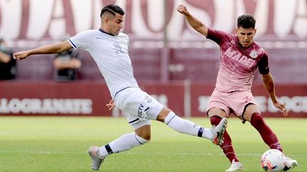 Aguirre despeja ante la presencia de un rival.