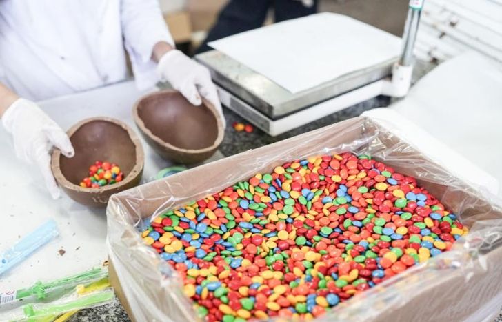 Elaboran huevos de Pascua con más de 20 tamaños diferentes.