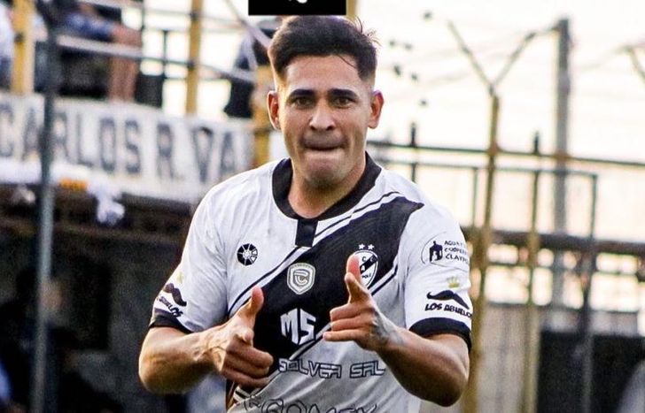 Salvatierra festeja su gol.